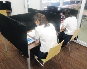 広大な敷地に、図書室を始め学習スペースが約250席。夏休みも励まし合って学ぶ姿が見られる。