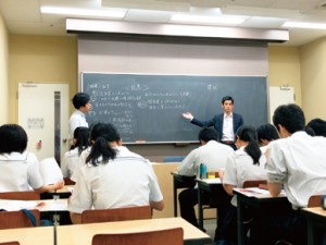 午前中の講義の様子。弁護士の先生が同校の卒業生とあって、生徒にとっては身近な存在