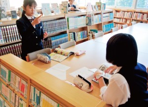 教室で、図書室で、それぞれ課題に取り組む。また、時には教室を飛び出し、体育館やグラウンドへ行き、新しい遊びを試してみることも