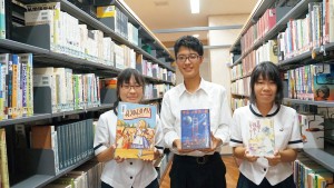左から図書委員の岩倉麻央さん、南部孝尚さん、森永雅美さん
