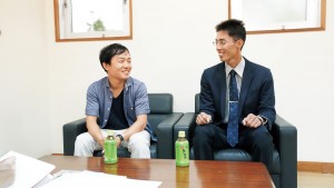 母校について思い出を語る剱田将孝さん（左）と山田真誠先生