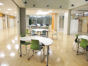 広々とした廊下の真ん中に設置された共用スペース「ラーニング・コモンズ」。中学生と高校生の交流の場にもなっている