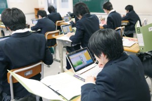 自立学習支援プログラムの「すらら」は家庭学習だけでなく、授業でも活用