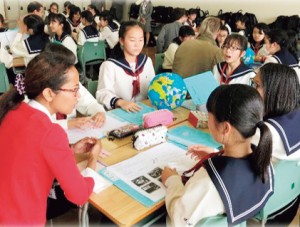CCクラス(Cultural Communication Class)の 特色ある授業「グローバルスタディズ」 5人程度のグループで留学生とコミュニケーションしました。