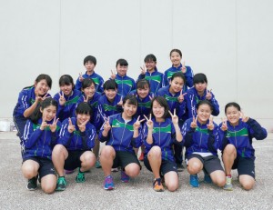 先輩たちと仲良く練習に励む中学生の部員たち。まとめているのは田邊朝子さん（前列右から３人目。取材時中学3年生）