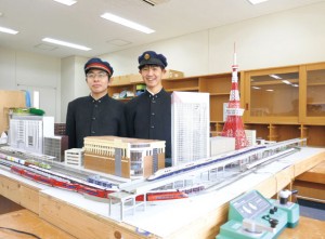 模型班の力を結集したジオラマを披露してくれた土生柚佑さん（左）と三村彪賀さん（右）。建物も精巧に作られています