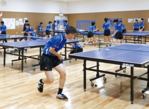 自身も学生時代に卓球部だった高木俊輔先生。時間を見つけては練習に顔を出し、生徒一人ひとりに目を配り、指導する