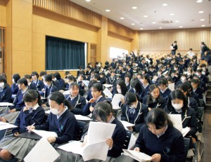 先輩からの学習方法のアドバイスに、真剣な表情で聞き入る高校生