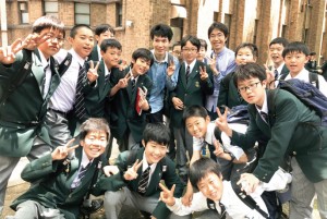 東大キャンパスツアーで。153名の中１生（学年の半分以上）が参加し、卒業生の案内で見学