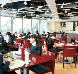 新館LADYにあるCAFE MiyaKoDoriは、生徒たちの憩いの場。