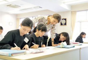 少人数でフランス語の基礎からじっくり学ぶ、週１回のフランス語の授業（中学生）。生きたフランス語を学びます