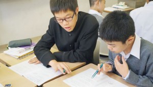 中1と中2がペアを組む「数学合同授業」。数学の勉強のコツやテストの攻略法など、生のアドバイスが