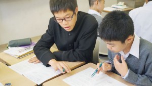 中１と中２がペアを組む「数学合同授業」。数学の勉強のコツやテストの攻略法など、生のアドバイスが