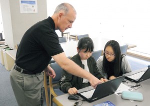 英語の１クラスでは７割の授業がネイティブの先生、残り３割が日本人の先生によって行われている