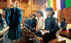 SGZコース生は妙心寺での摂心会に参加。夜の坐禅は2時間に及ぶ。