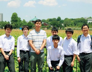 高2校外学習(国際プログラム)の様子。留学生とともに上野・浅草・秋葉原などで班別自主研修をします。