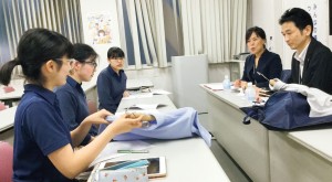 生活向上委員会では、制服に関する問題点等も出し、アイテムの見直しをするために業者の方と打ち合わせをしました。学校指定リュックや冬用コートはすでに実現しました