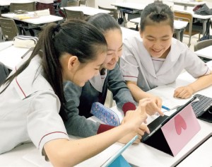 iPadを使いこなす中１の生徒は、探究型授業の真っ最中。「今後もこのような探究型の授業は増やしていきたい」と広井先生