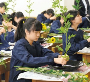 中２で体験する華道の授業。静かに華と向き合い品性を育む