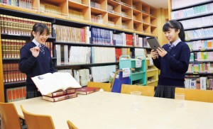 自分に合った「学び方」を確立させていくことを目的とし、高校1年次より、自分に合うICT端末を持ち込み、授業などで利活用している