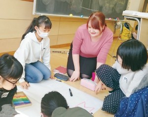 中学入学前に2日間実施するスプリングセミナー。グループワークなどを行い、ネイティブの先生と親しむ時間が設けられる