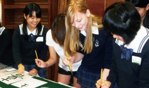 中学3年生がシドニーのセントアイビスハイスクールで 書道をレクチャー＆ゴールドコーストでホームステイ 