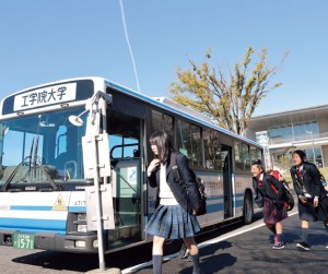 さまざまな路線や駅に対応したスクールバス。今後もさらに路線を拡大予定