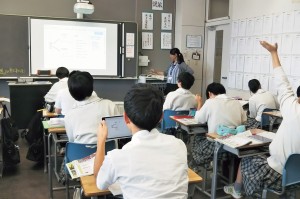 電子黒板やiPadを活用したICT教育にも力を入れる