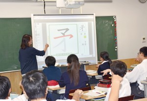 デジタル教科書で漢字の書き順を拡大表示、空で書き順をなぞって確認します