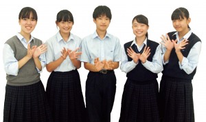 私たちFLYERSが校内をご案内しますぜひ、学校見学にいらしてください！ 左より、杉浦さん（中2）、中山さん（中1）、飯島君（中1）、伴さん（高1）、星野さん（高1）