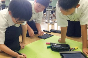 「土と生命の学習」（中１･２合同）で、iPadに記録した内容を参考にしながら新聞を作る