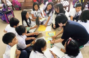 高１の国際プログラム（フィリピン）では、現地の子どもと交流した