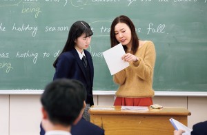 分からないことがあったら、すぐに質問へ。先生と生徒の距離が近いのも山手の良さ。