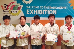 「ロボカップ2019世界大会」に出場したサイエンスクラブのチーム「Tamagawa Academy Science Club 」の5人。
