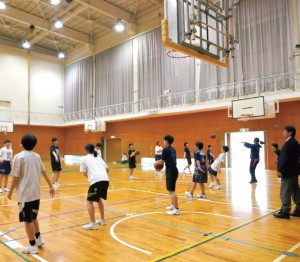 監督の指導のもと、元気な声を出して練習に励むバスケットボール部