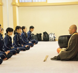 中２秋の「日光山研修」。日光山輪王寺での修業体験を通じて自らと向き合う、人間教育の実践の場です