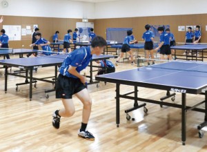 自身も学生時代に卓球部だった高木俊輔先生。時間を見つけては練習に顔を出し、生徒一人ひとりに目を配り、指導する