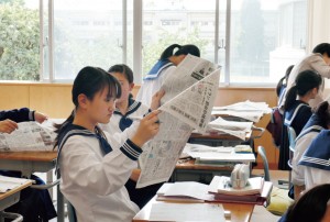 先生から出された問題の答えを探しながら、新聞の構成について 学ぶ