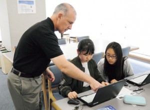 帰国生など英語力が高い生徒が学ぶ1クラスの授業の7割はネイティブの先生が受け持つ