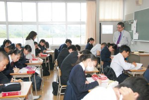 中学生の英語の授業はチームティーチングで手厚く指導。