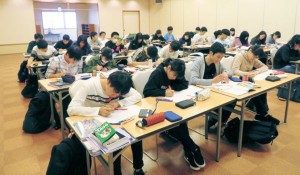 高１になってすぐ、2泊3日で行われる「勉強合宿」。泊まり込みで学校と家庭での学習サイクルのハウツーを身につけることで、高校での学習を軌道にのせるのがねらい