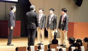 「中学生科学コンテスト」東京都知事賞、表彰式の様子。