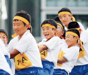 全面人工芝のグラウンドで行われる体育祭