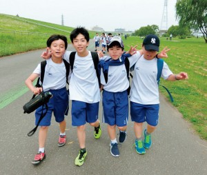 その年によって違う、中１の校外学習イベント。荒川沿いを30km歩いて生徒同士の友情を深めるイベントも