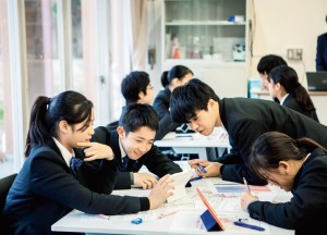 先生の問いかけに、生徒たちは学びの姿勢を忘れない。友達と 意見が違う時こそさらに学びを深め、解決を導き出そうとする。