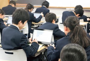 授業だけでなく委員会などでも生徒たちはタブレットPCを使用。「パワーポイントは私よりうまいかも(笑)」と神戸副校長。