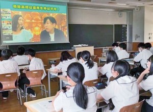 「表情やしぐさがよく見えるので、生徒たちも講演者に対 して親しみをもちやすく、楽しみながら講演を聞けたのも オンラインのメリットでした」と平田先生。