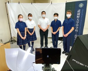 オンライン説明会に参加する日野田直彦校長と中2の生徒たち