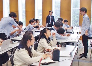 中1対象の理工学部講座。大学生がサポートしてくれる