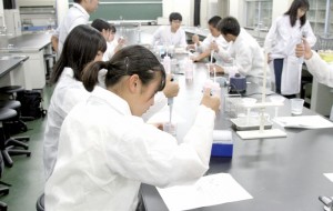 生物資源科学部での高大連携教育の様子。実際に体験することで進学への意識が高まり、学習へのモチベーションアップに繋がっています。